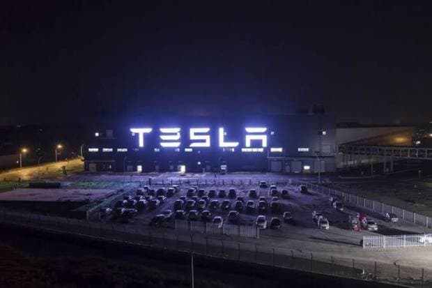Tesla Dikabarkan Siap Luncurkan Proyek Chip Raksasa dalam Tujuh Hari