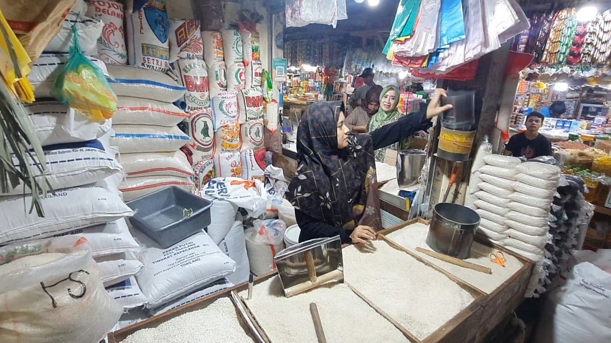 Sidak ke Pasar, Bulog Pede Stok dan Harga Beras-Minyakita Stabil selama Ramadan