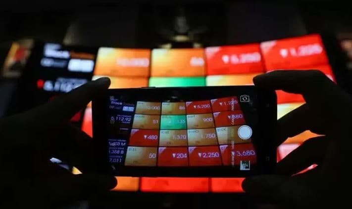 Ditutup Koreksi 2,03 Persen, IHSG Berakhir di Bawah 7.000