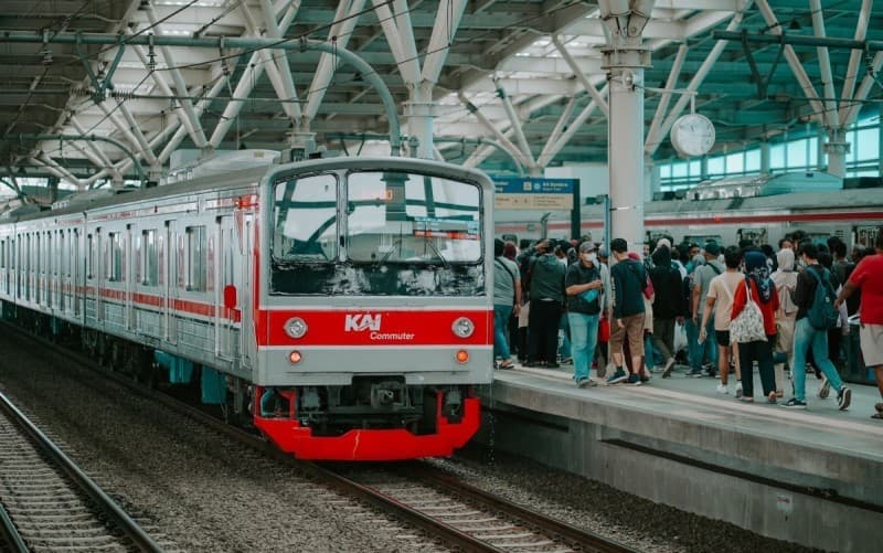KRL Rute Bogor-Jakarta Kota Gangguan di Manggarai, Penumpang Dialihkan 