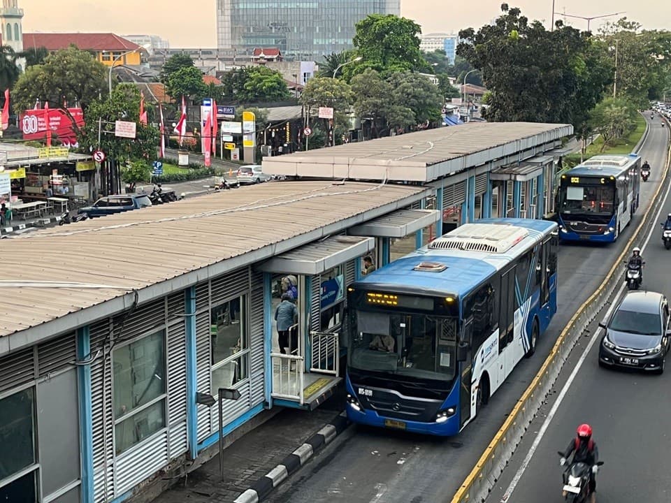 Pramono Targetkan Elektrifikasi Armada Transjakarta Tembus 10.000 Bus hingga 2030