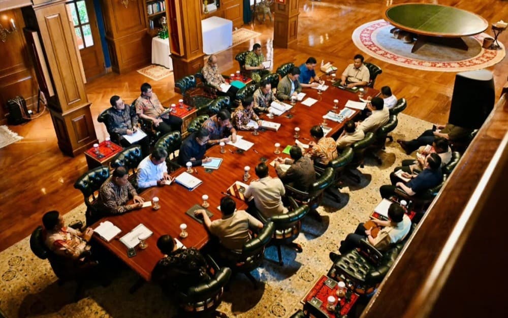 Prabowo Panggil Menteri ke Hambalang, Bahas Huntara dan Air Bersih untuk Lokasi Bencana Sumatera