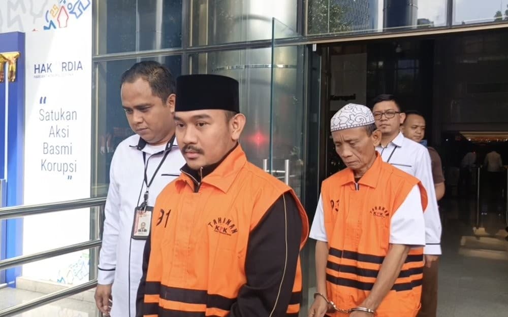 Diperiksa KPK, Bupati Bekasi Ade Kuswara dan Ayahnya Kompak Pakai Peci