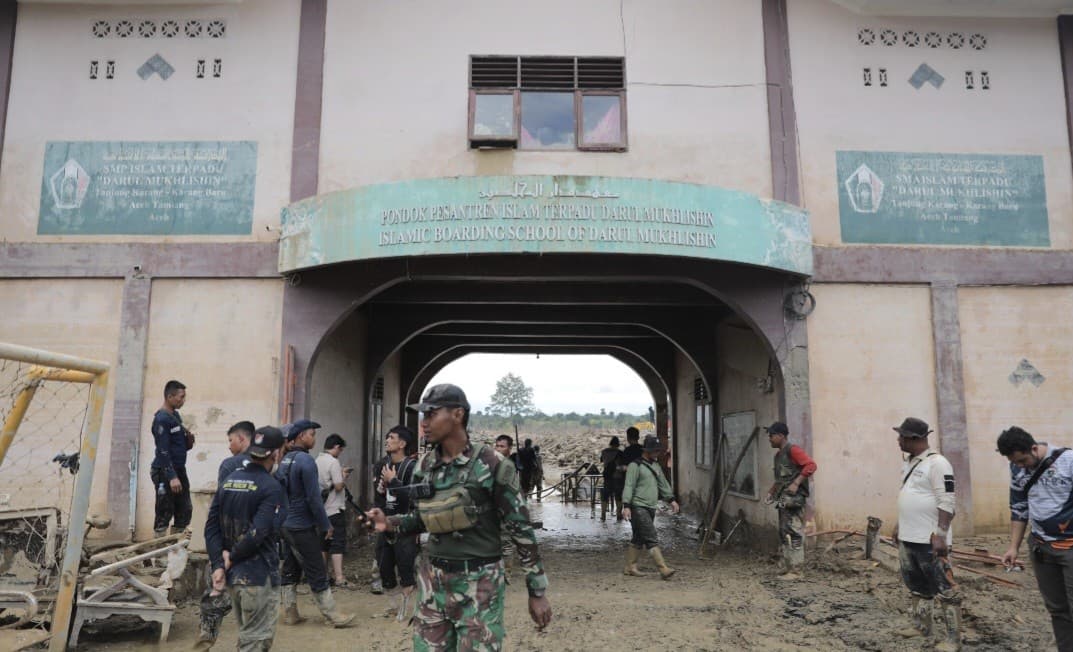 Pembersihan Puing Kayu di Ponpes Darul Muchlisin Aceh Tamiang Dikebut