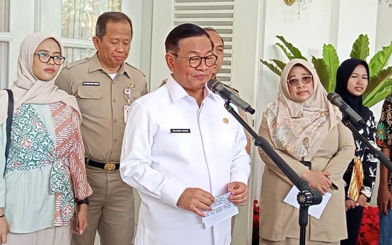 Pramono Tak Bakal Pandang Bulu Tertibkan Atribut Parpol yang Melanggar Izin