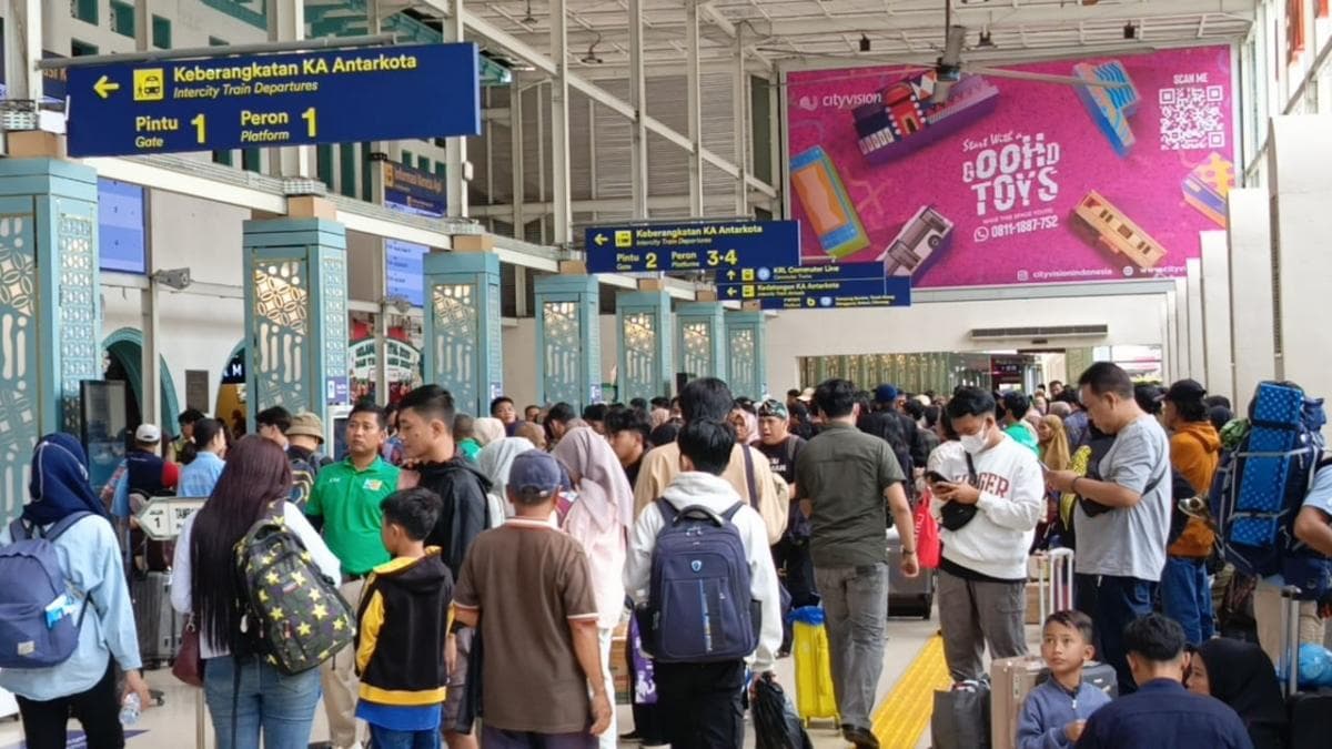 Libur Telah Usai, Stasiun Gambir dan Pasar Senen Masih Dipadati Penumpang Berangkat