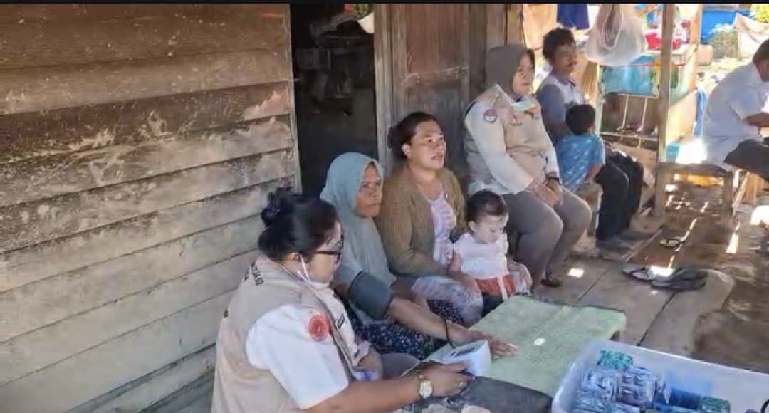 Layani Warga Terdampak Bencana, Dokter dan Nakes TNI Keliling hingga ke Rumah-Rumah