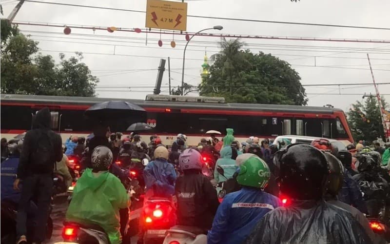 KA Bandara Tertemper Truk, Perjalanan KRL Duri-Tangerang Dihentikan Sementara