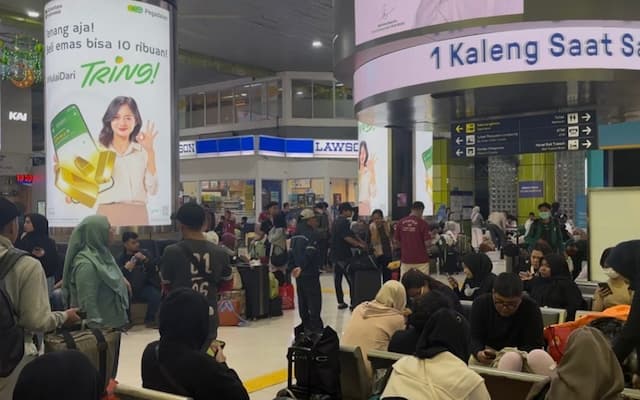 Puncak Arus Mudik, Stasiun Gambir Dipadati Pemudik Jelang Lebaran