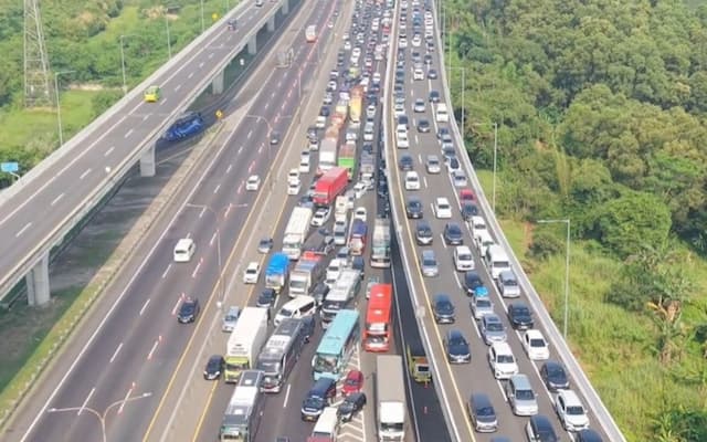 Puncak Arus Mudik Lebaran, Jalan Tol Layang MBZ Bekasi Timur-Tambun Padat Pagi Ini