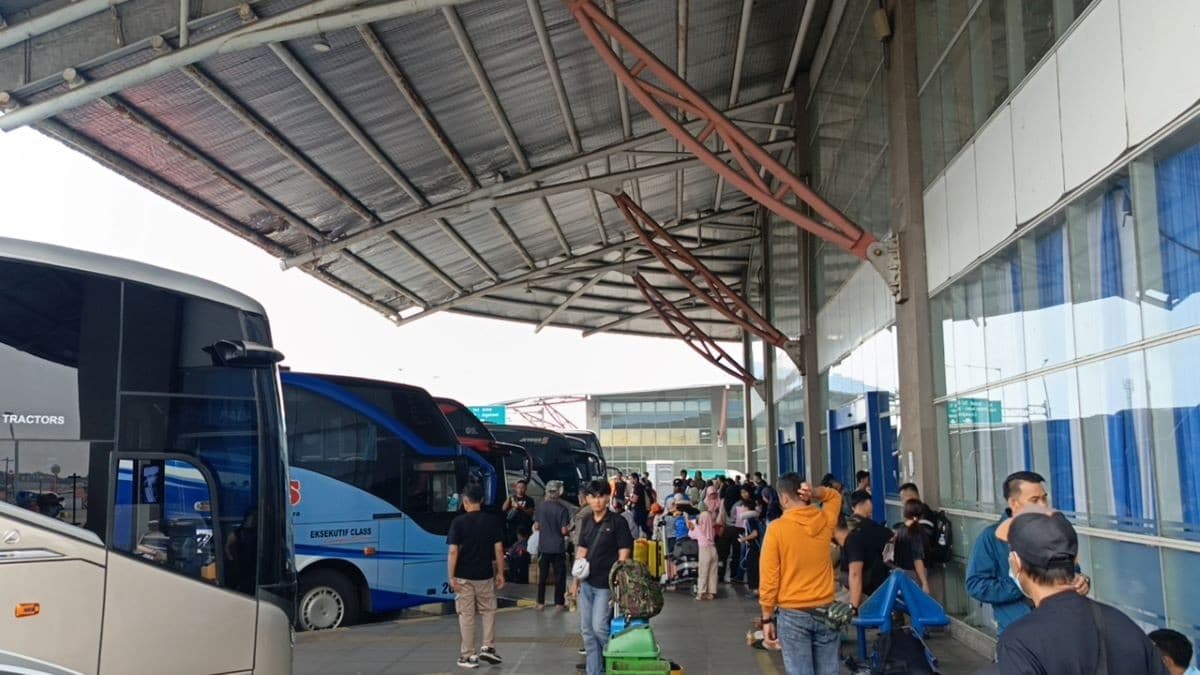 Terminal Pulo Gebang Berangkatkan 122 Bus dengan 1.300 Pemudik hingga Siang Ini