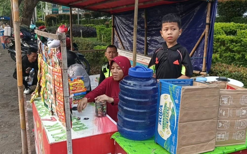 Pedagang Musiman di Jalur Pantura Cirebon Raup Cuan saat Mudik Lebaran