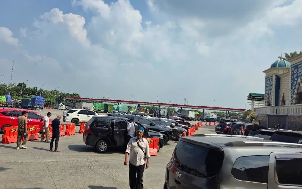 Lebaran Hari Kedua, Rest Area KM 57 A Arah Cikampek Berlakukan Buka Tutup Sementara 