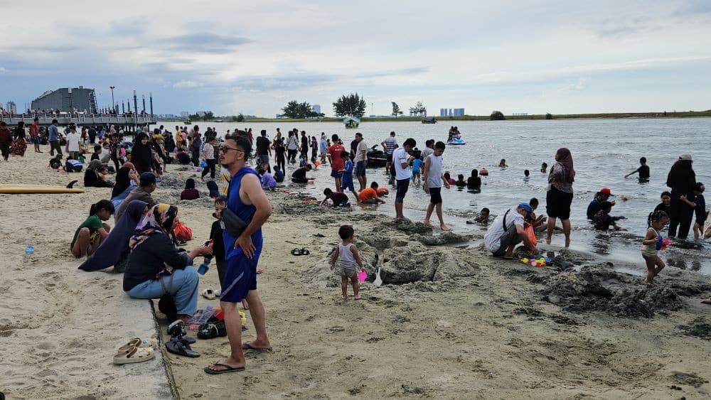 Pantai Ancol Dipadati Wisatawan di H+2 Lebaran, Akses Masuk Sempat Macet
