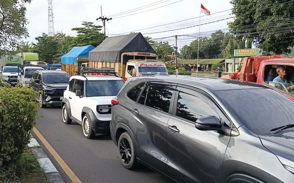 Ada Pembatasan Masuk Tol dan One Way, Antrean Truk dan Bus Mengular di Pantura Cirebon Ada Pembatasan Masuk Tol dan One Way, Antrean Truk dan Bus Mengular di Pantura Cirebon
