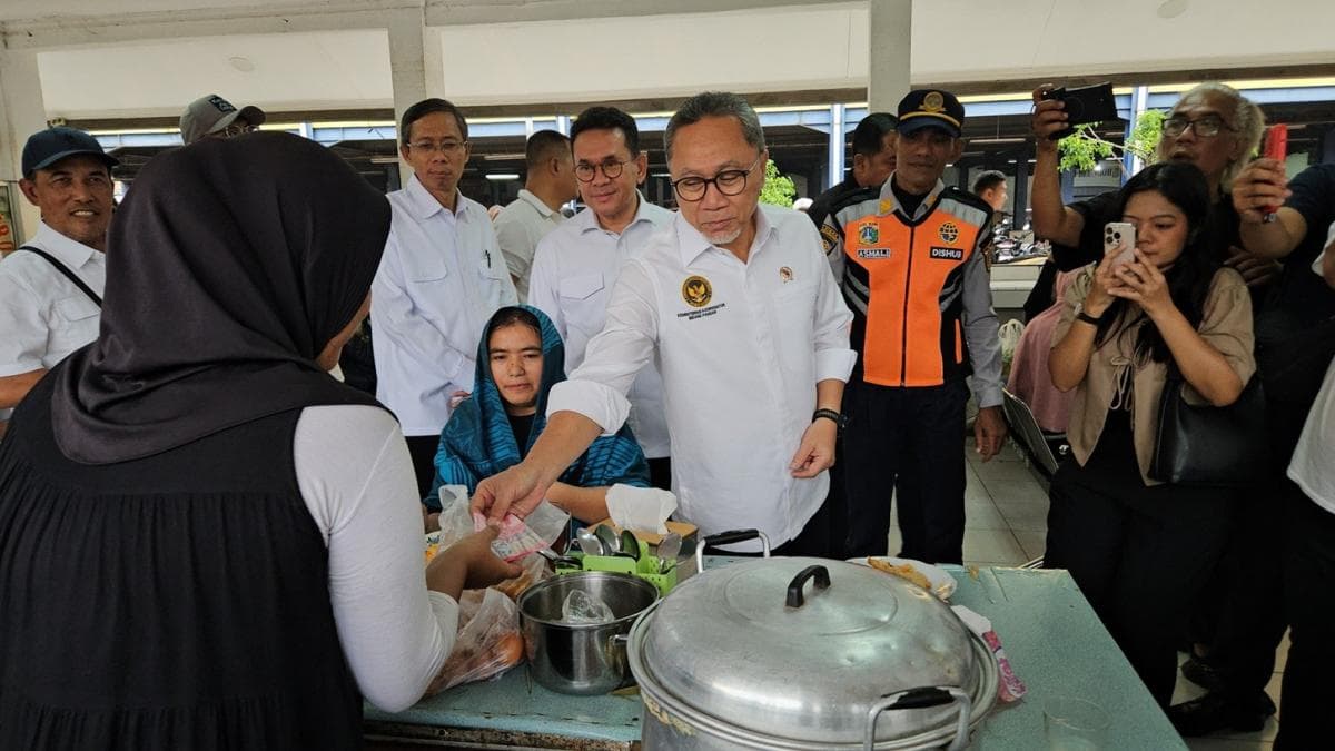 Pedagang Pusing Harga Plastik Naik Drastis, Zulhas Beberkan Penyebabnya