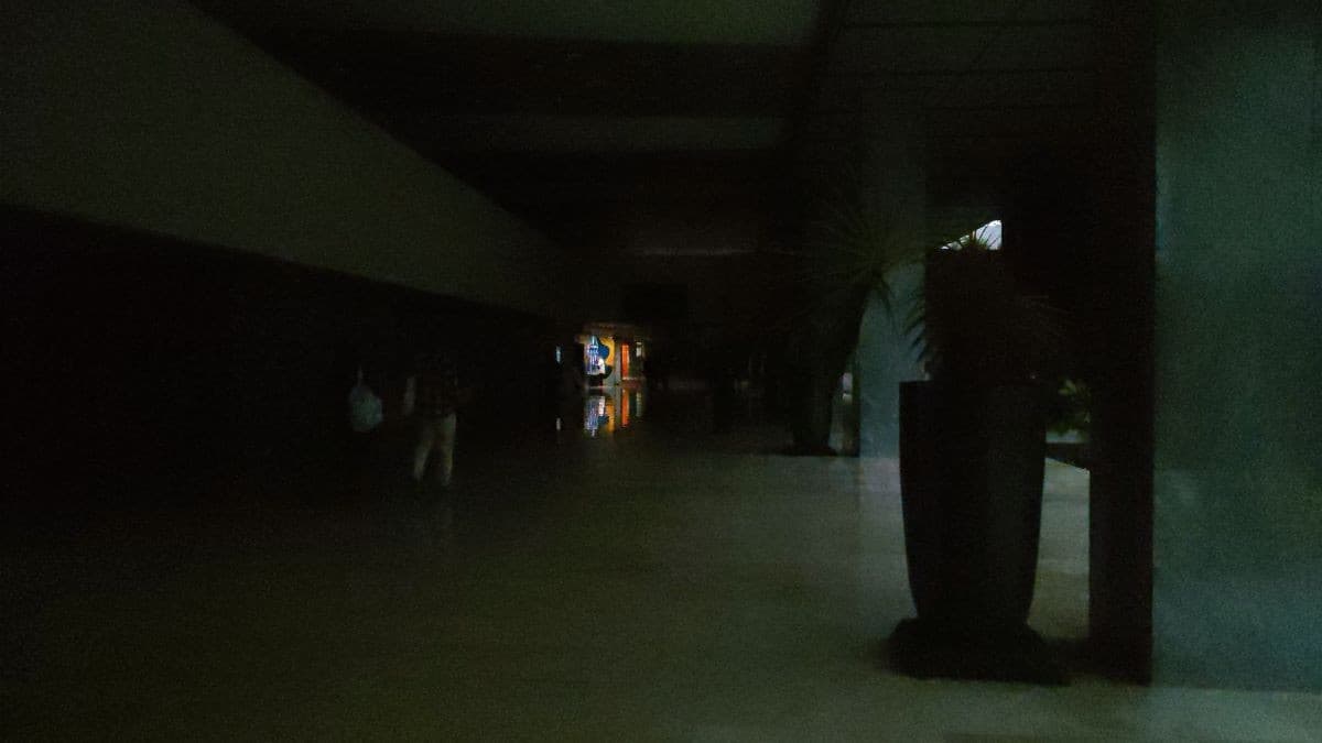 Efisiensi Anggaran, Begini Suasana Gedung DPR yang Mulai Gelap Karena Listrik Dipadamkan