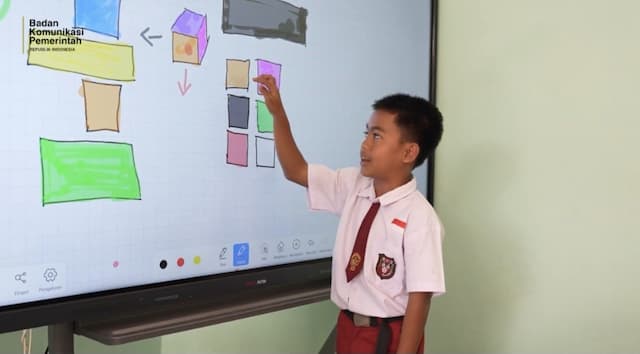 Guru di Bogor Beberkan Manfaat Papan Digital Interaktif: Murid Lebih Semangat dan Tak Bolos Sekolah