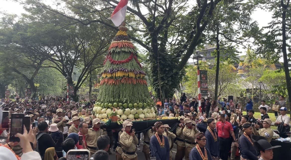 HUT Taman Mini ke-51, Pengunjung Antusias Ramaikan Arakan Gunungan Hasil Bumi