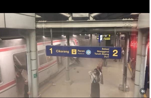 KRL Ditabrak Kereta Argo Bromo di Stasiun Bekasi Timur