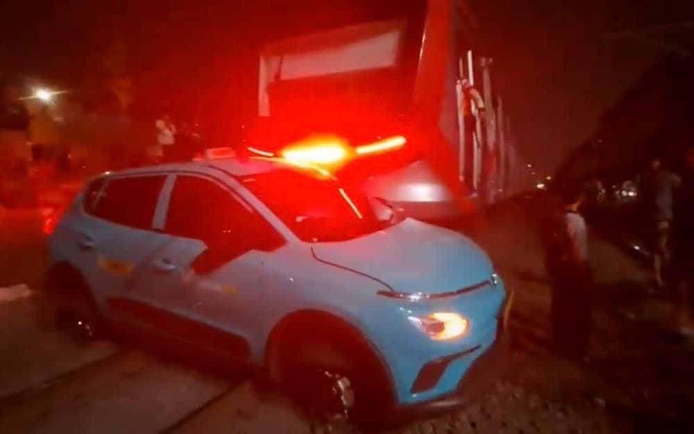 Ini Penampakan Taksi Tertemper KRL yang Diduga Jadi Penyebab Tabrakan Kereta di Stasiun Bekasi Timur