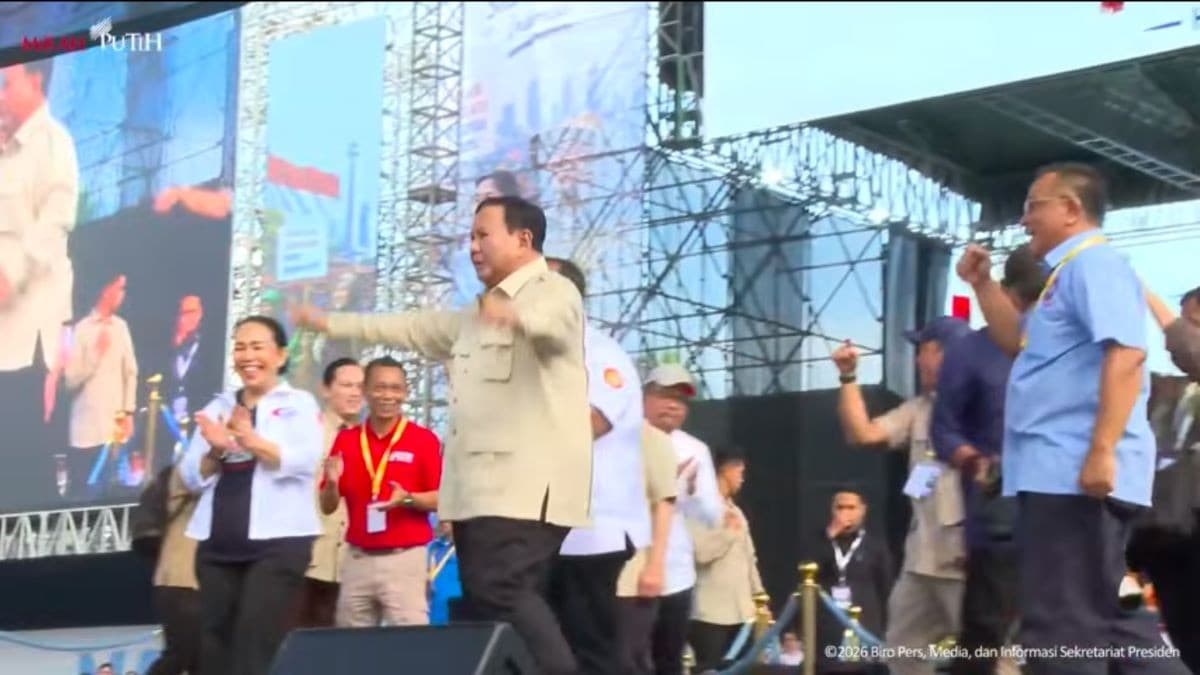 Momen Prabowo Joget Bersama Buruh saat Tipe-X Bawakan Lagu “Kamu Nggak Sendiri”