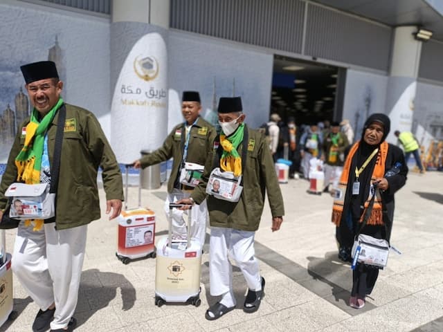 Petugas Bagasi Kawal Perjalanan Koper Jamaah Haji