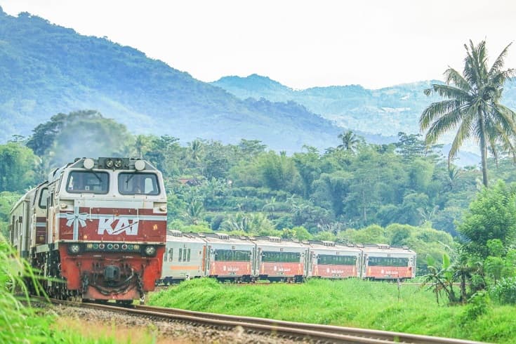 Buang Sampah Sembarangan di Stasiun dan Jalur Kereta? Siap-Siap Ditindak KAI!
