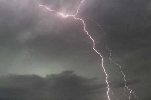 Tragis! Warga Bondowoso Tewas Seketika Tersambar Petir dalam Rumah