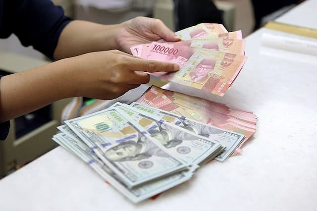 Loyo, Rupiah Hari Ini Ditutup Melemah ke Rp17.105 per Dolar AS 