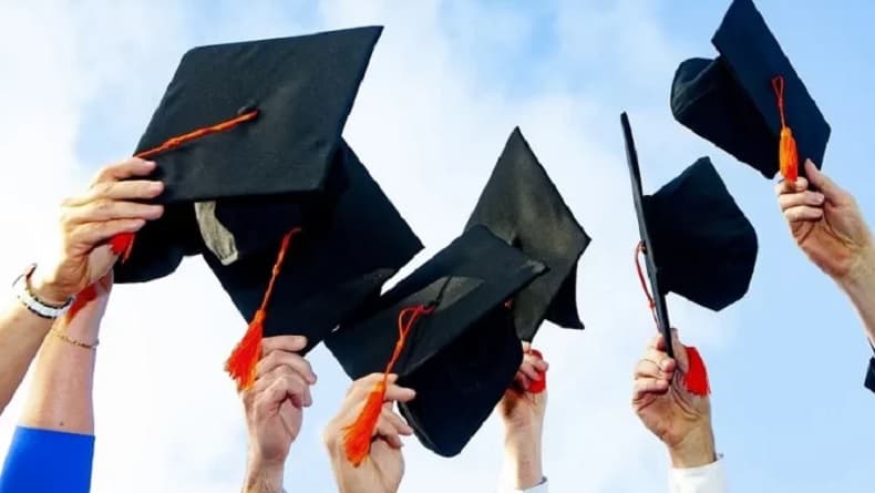 Lulusan Membeludak, Kemendiktisaintek akan Tutup Prodi Tak Relevan dengan Industri