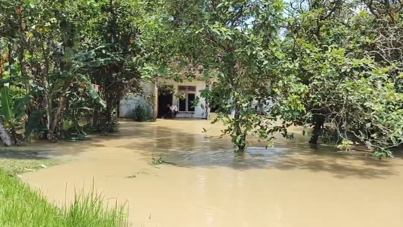 Cilacap Diterjang Banjir Bandang dan Longsor, 6 Rumah Rusak Tertimbun