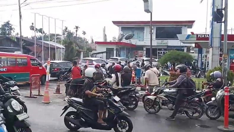 Distribusi BBM Terganggu akibat Banjir, Warga Medan Keluhkan Antrean di SPBU