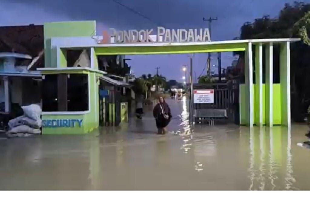 Banjir Makin Tinggi, Warga 7 Kecamatan di Cirebon Pilih Bertahan dalam Rumah