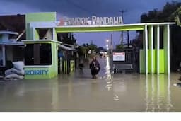 Banjir Makin Tinggi, Warga 7 Kecamatan di Cirebon Pilih Bertahan dalam Rumah