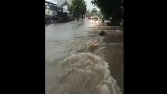 Hujan Deras Guyur Gianyar Bali, 4 Kecamatan Lumpuh Diterjang Banjir Hujan Deras Guyur Gianyar Bali, 4 Kecamatan Lumpuh Diterjang Banjir
