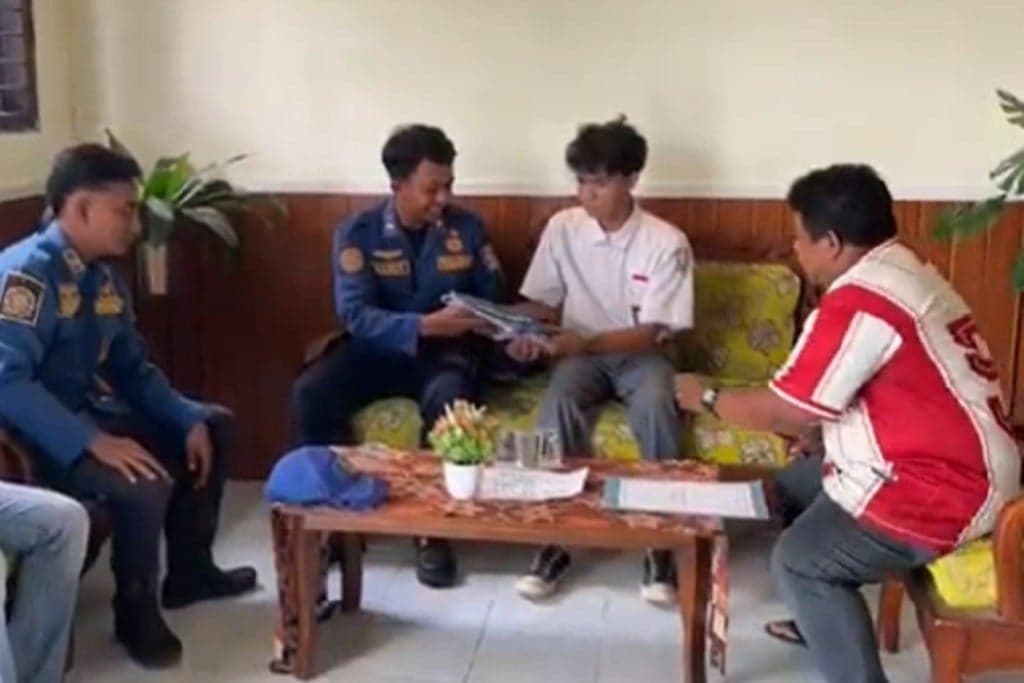 Ditinggal Orang Tua Merantau, Siswa SMK di Tuban Minta Damkar Ambilkan Rapor