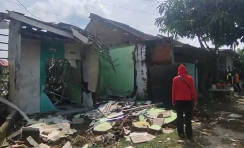 Banjir Bandang 2 Meter Terjang 24 Desa di Cirebon, 20 Rumah Ambruk