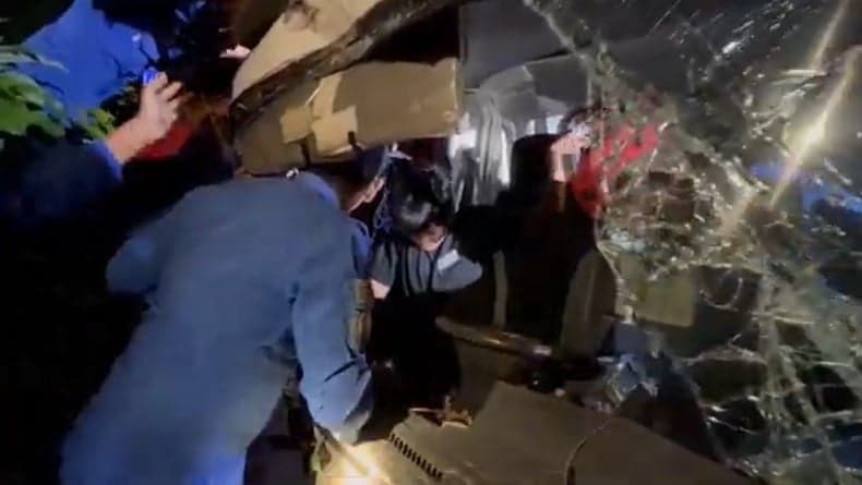 Tabrakan 2 Truk di Magelang, Evakuasi Sopir Terjepit Berlangsung Dramatis