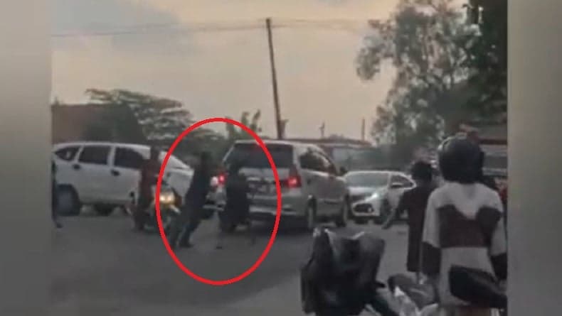 Viral! Perkelahian Sopir dan Kernet Truk Lawan 2 Supeltas Gunakan Besi dan Kayu di Jombang Viral! Perkelahian Sopir dan Kernet Truk Lawan 2 Supeltas Gunakan Besi dan Kayu di Jombang