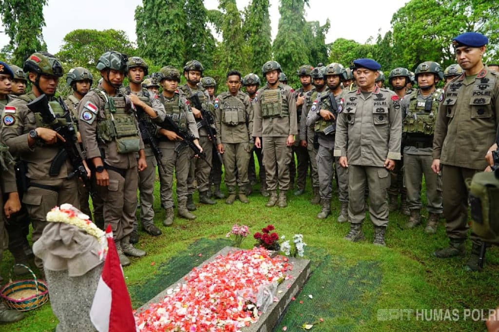 Lepas Masa Dinas, Personel Satgas Operasi Damai Cartenz Ziarah ke Makam Rekan yang Gugur