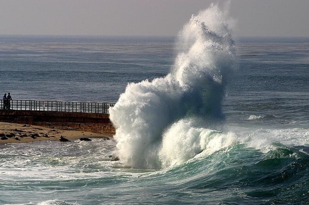 BMKG: Waspada Gelombang Tinggi 4 Meter hingga 26 Februari