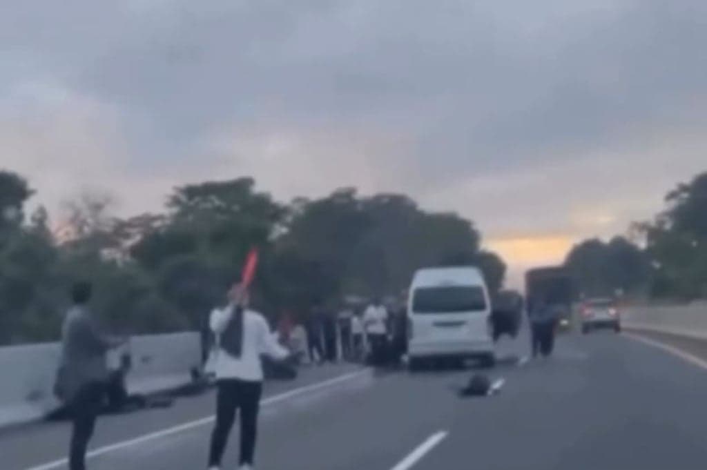 Kecelakaan Maut Minibus Tabrak Truk di Tol Semarang Solo, 1 Orang Tewas 13 Luka