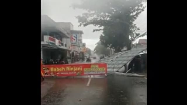 Rumah Makan di Cilacap Porak-poranda Diterjang Angin Kencang