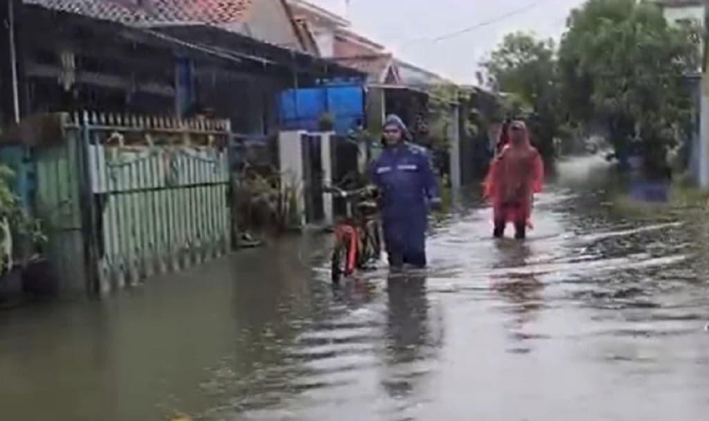 Banjir 1 Meter Rendam Ratusan Rumah di Indramayu, Aktivitas Warga Lumpuh