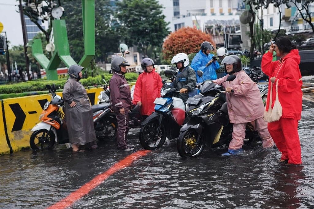 Jalan DI Pandjaitan Jaktim Banjir, Sejumlah Motor Mogok gegara Terobos Genangan
