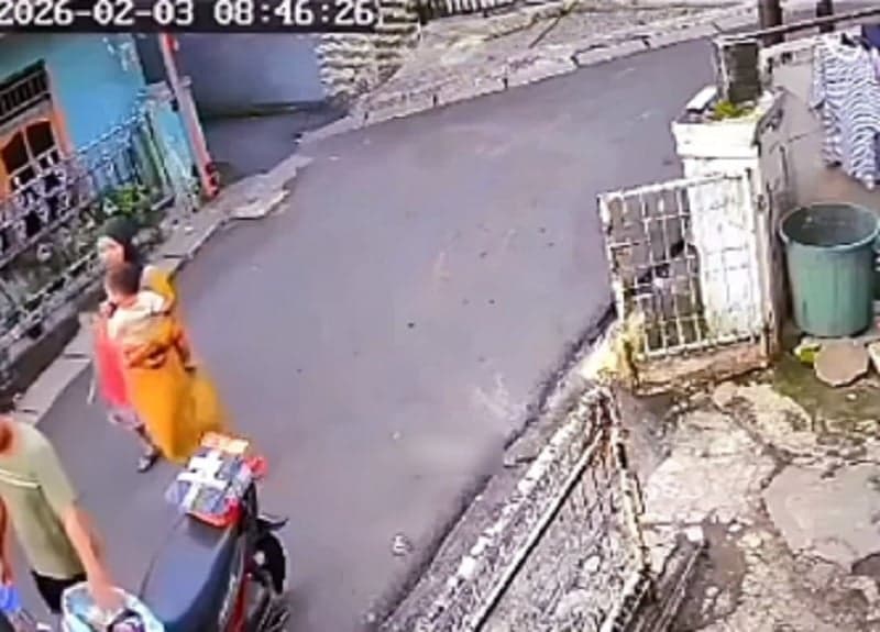 Viral Aksi Pria Santai Curi Paket Kurir Depan Anak-Istri di Kalibata