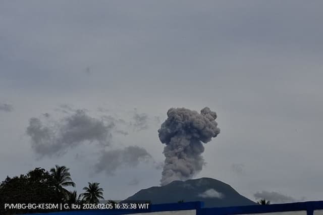 Erupsi Gunung Ibu Semburkan Abu Setinggi 600 Meter, Warga Diminta Waspada