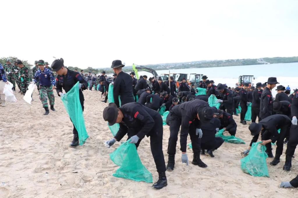 5.000 Relawan Gelar Aksi Bersih Pantai Kedonganan, Kapolda Bali Turun Langsung