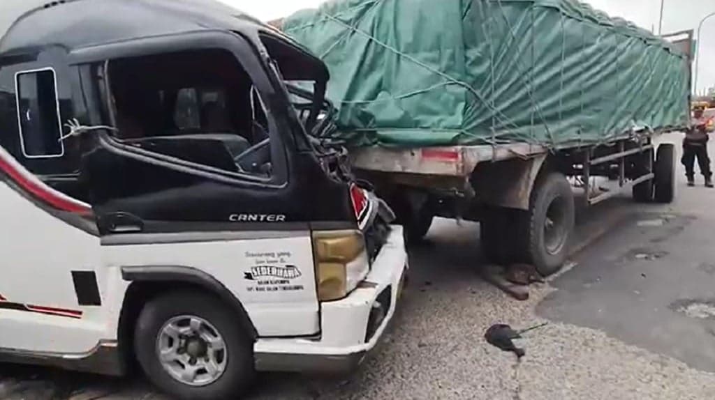 Kecelakaan Beruntun di Cirebon, Gandengan Truk Semen Lepas Tabrak 3 Kendaraan